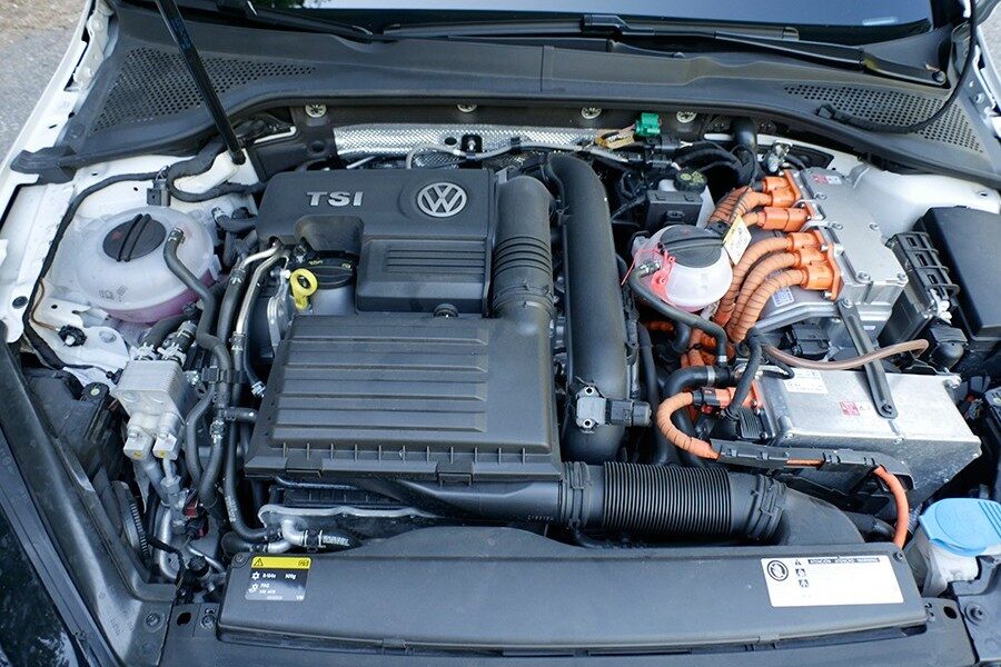 El conjunto del motor de gasolina e híbrido suman una potencia total de 204 CV.