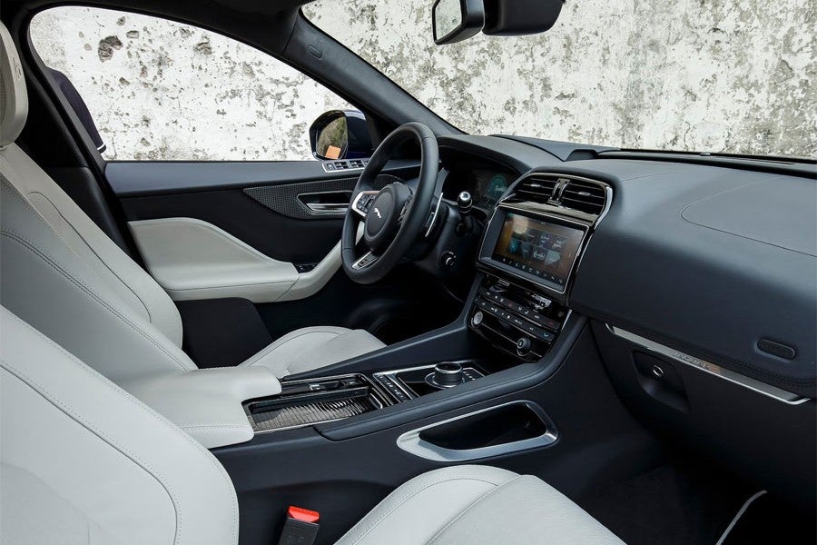 El interior es muy similar al del Jaguar XE.