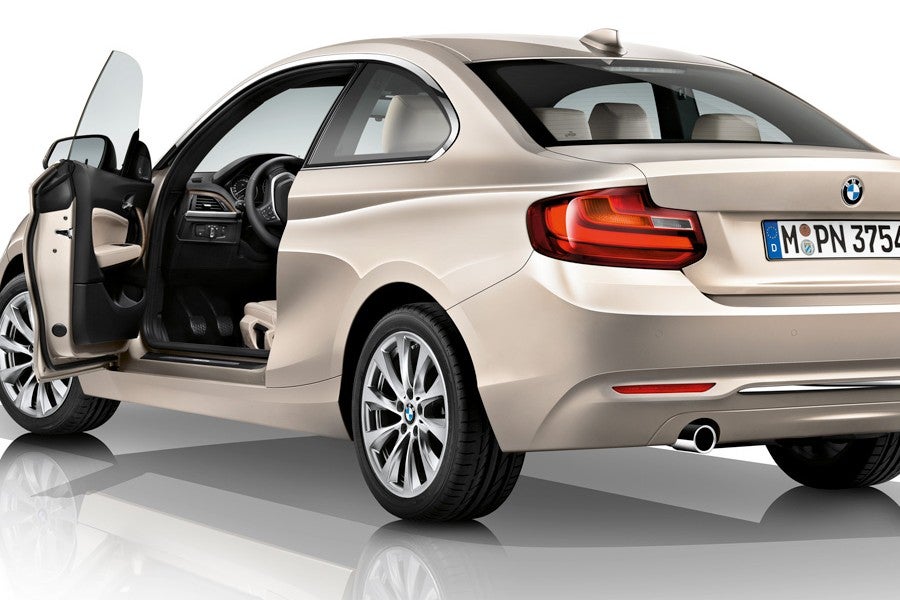 El BMW Serie 2 Coupé es un coche sedán cupé que, en esta foto, nos invita a subir.
