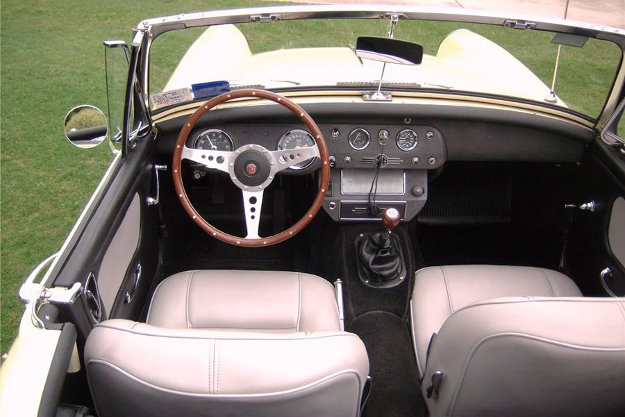 En el interior de este MG vemos un elemento de un roadster clásico: el volante de madera (para usarse con guantes de cuero, claro).