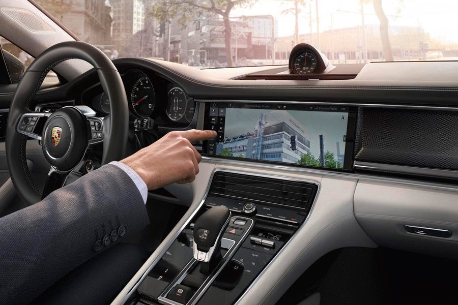 La pantalla sirve de ayuda a Porsche Connect.