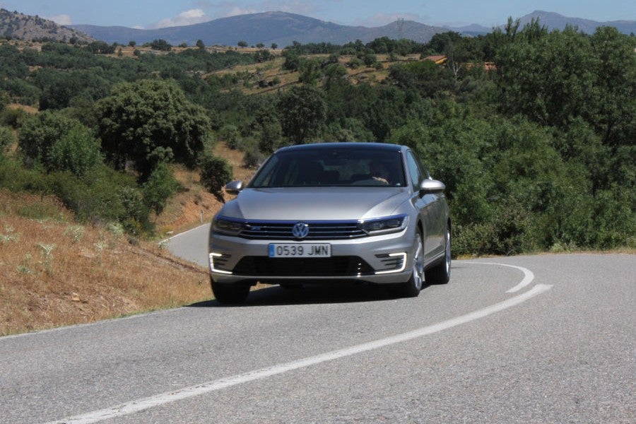 El VW Passat GTE no se amilana ante una carretera de curvas.