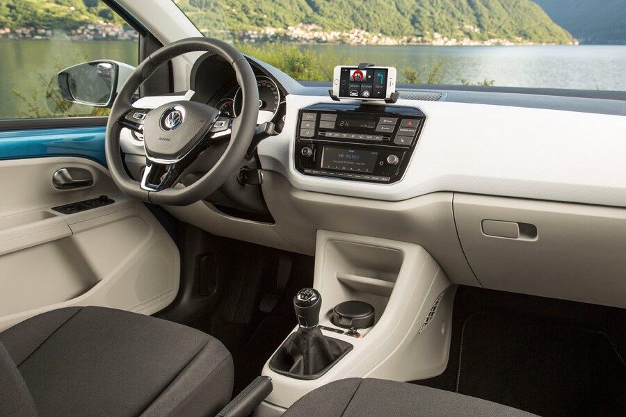 En el interior del nuevo VW Up! la marca anuncia nuevos materiales y tapicerías.