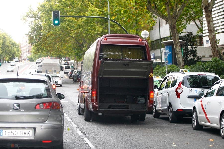 Podemos parar en doble fila «siempre que sea menos de dos minutos, no abandonemos el coche y no obstruyamos gravemente la circulación».