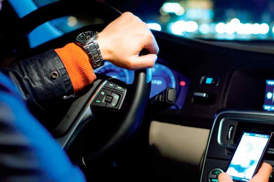 Las nuevas tecnologías son la causa más frecuente en las distracciones al volante.