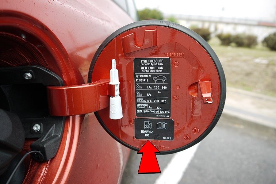 El octanaje recomendado por el fabricante está marcado en la tapa del depósito de combustible.