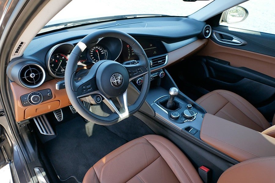 El interior del Giulia tiene unos materiales de calidad y buenos acabados.