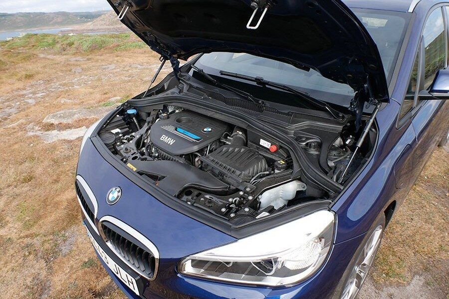 El 225 XE emplea el motor de gasolina de 3 cilindros turbo en el eje delantero y un motor eléctrico en el trasero.