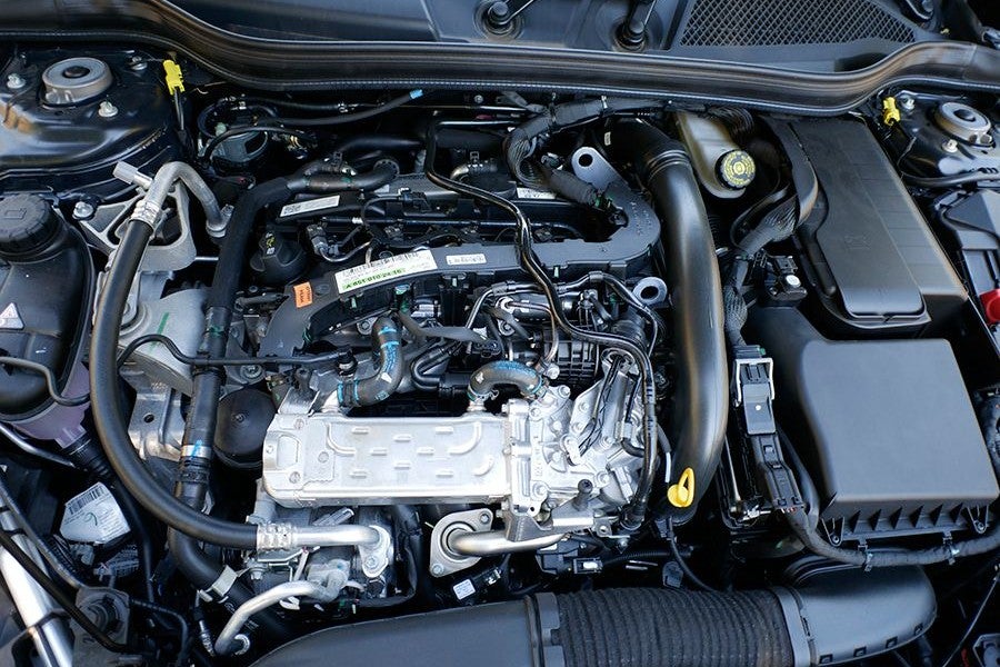 El motor Mercedes de 170 CV destaca por su eficiencia.