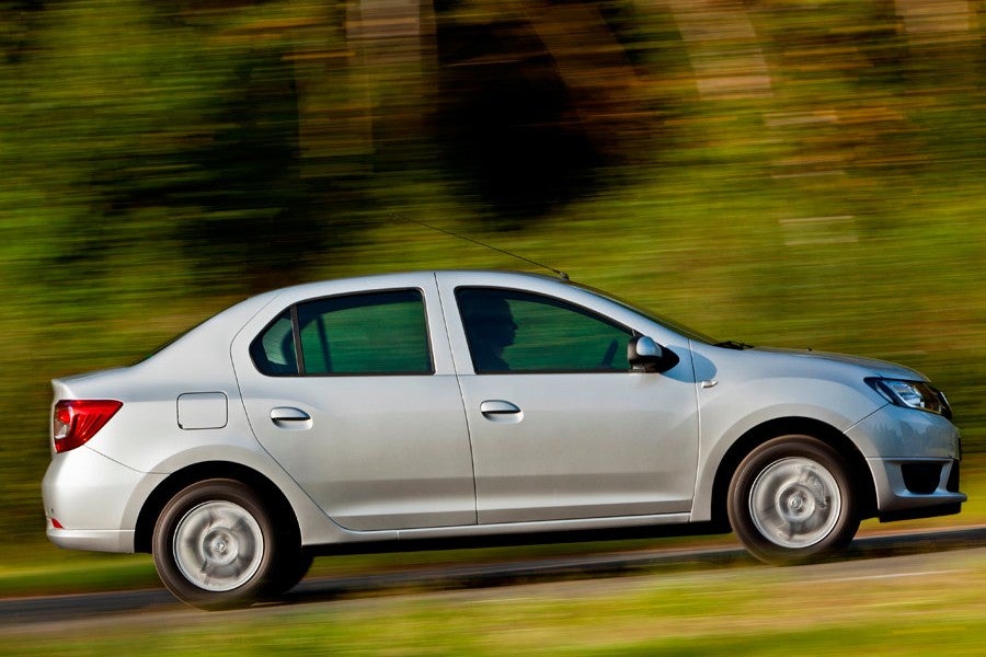 El Dacia Logan es uno de los pocos, y por poco, utilitarios de 3 volúmenes de venta en España.