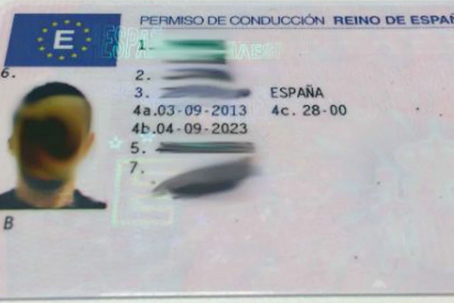 Parte delantera del carnet de conducir en España.