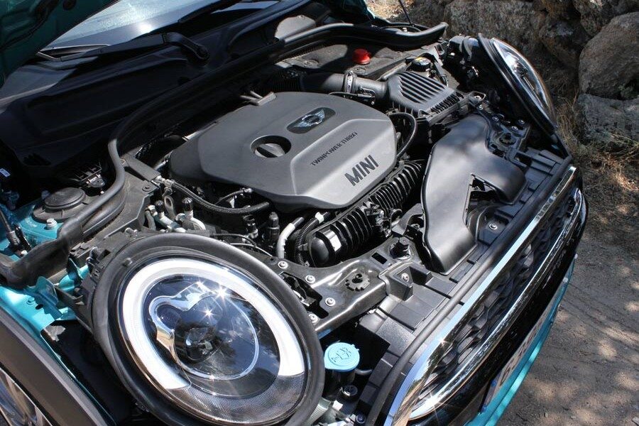 El motor, de gasolina con inyección directa, tiene 4 cilindros, 2 litros, turbo y entrega 192 CV de potencia máxima.