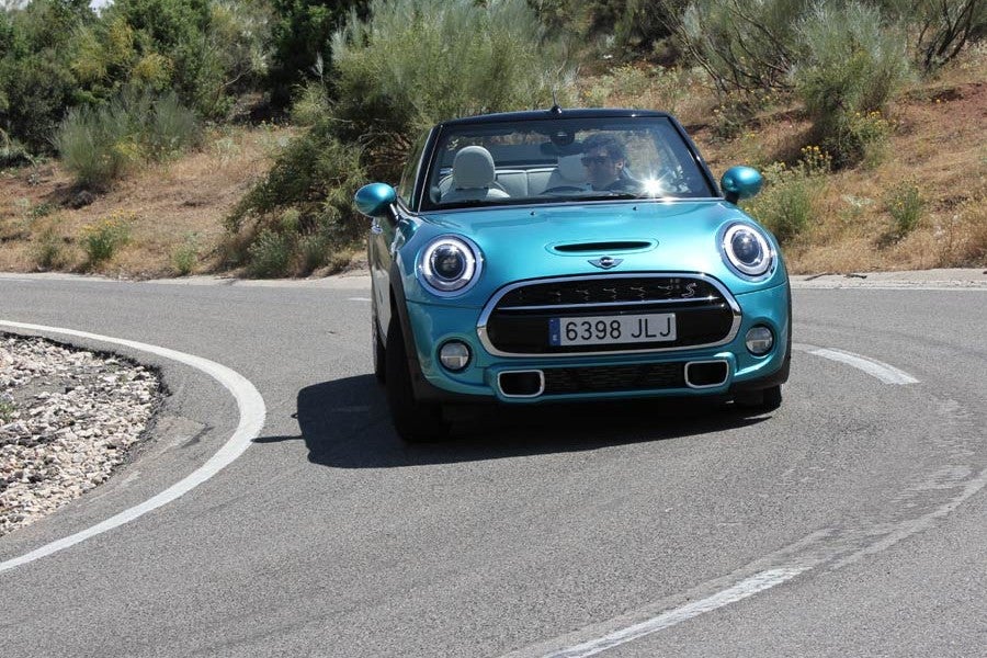 Los modos de conducción, opcionales, pueden hacer que el coche se comporte en curva de manera diferente.