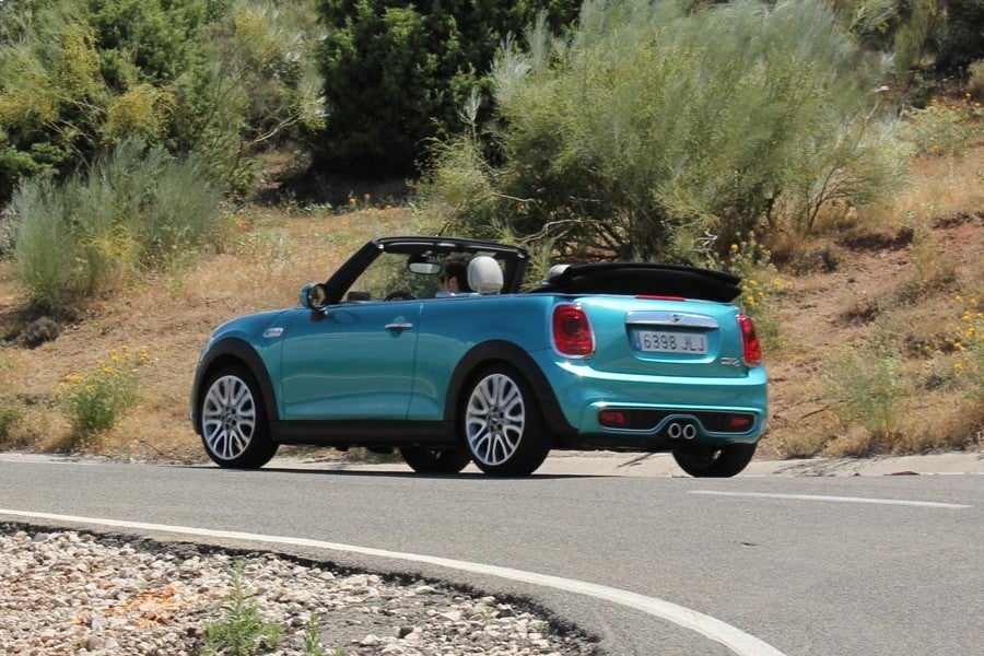 La carrocería del Mini Cabrio mantiene la linea de cintura recta de sus antepasados.