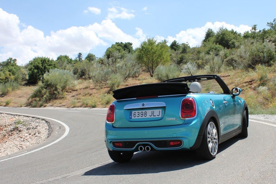 En control electrónico del diferencial ayuda al Mini Cooper S Cabrio a traicionar a la salida de las curvas.