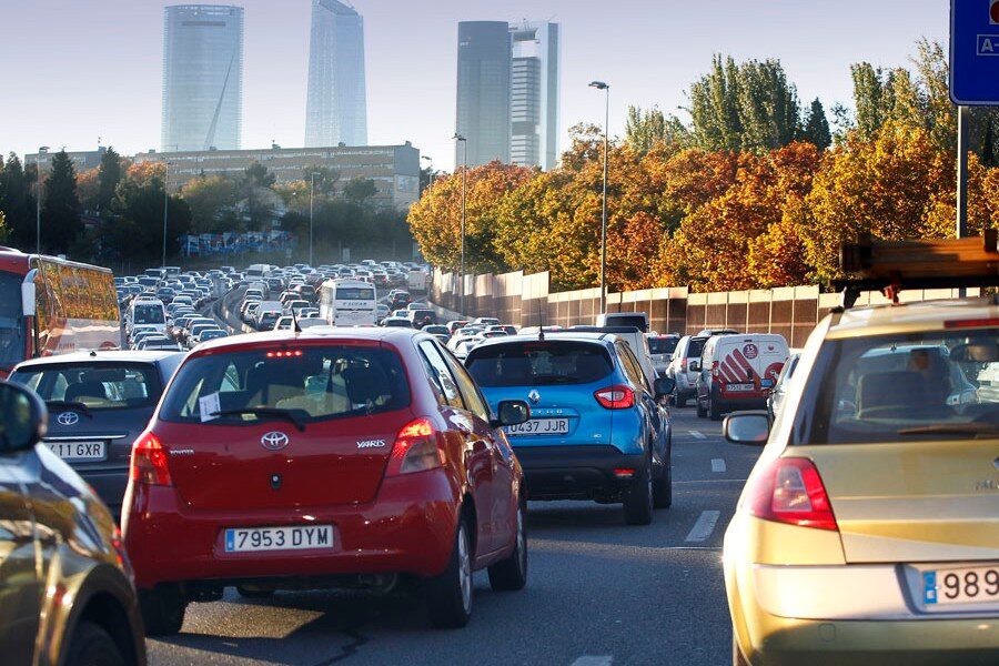 El tráfico masivo de las ciudades contamina en gran medida el aire que respiramos. Además las emisiones de CO2 son elevadísimas, ya quesolo una minoría de los vehículos son eléctricos.