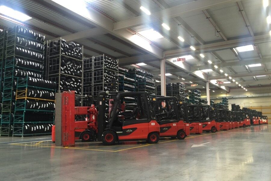 El almacén está preparado para entregar unos 7 millones de neumáticos anuales de más de 3.000 referencias distintas.