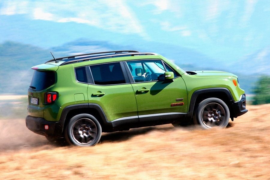 El Jeep Renegade 75 Aniversario destaca por su techo de fibra desmontable de serie.