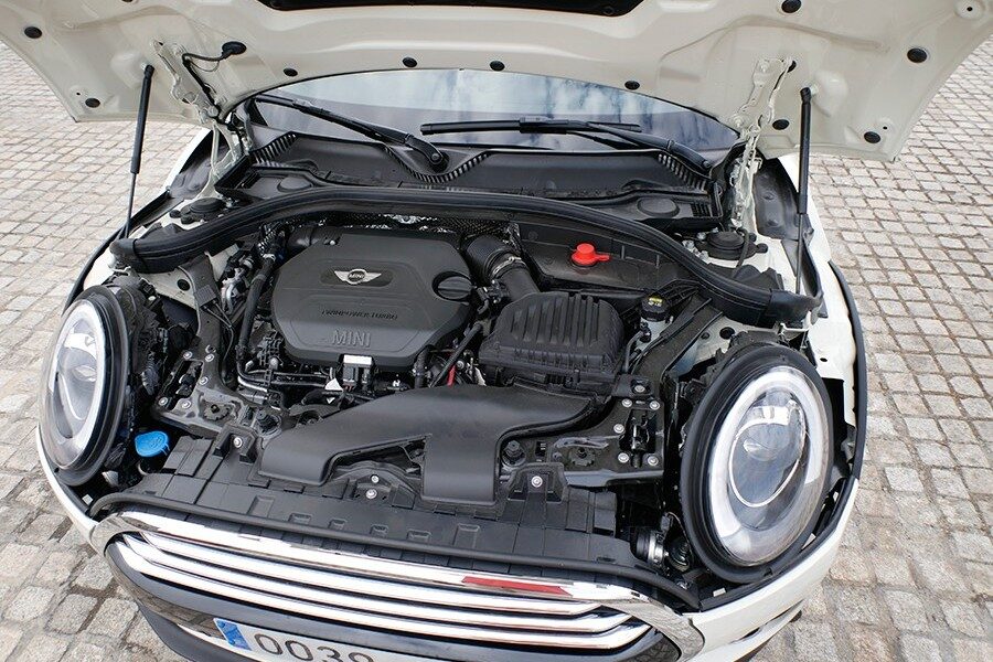 El motor de doble turbo casa a la perfección con el cambio automático de 8 marchas.
