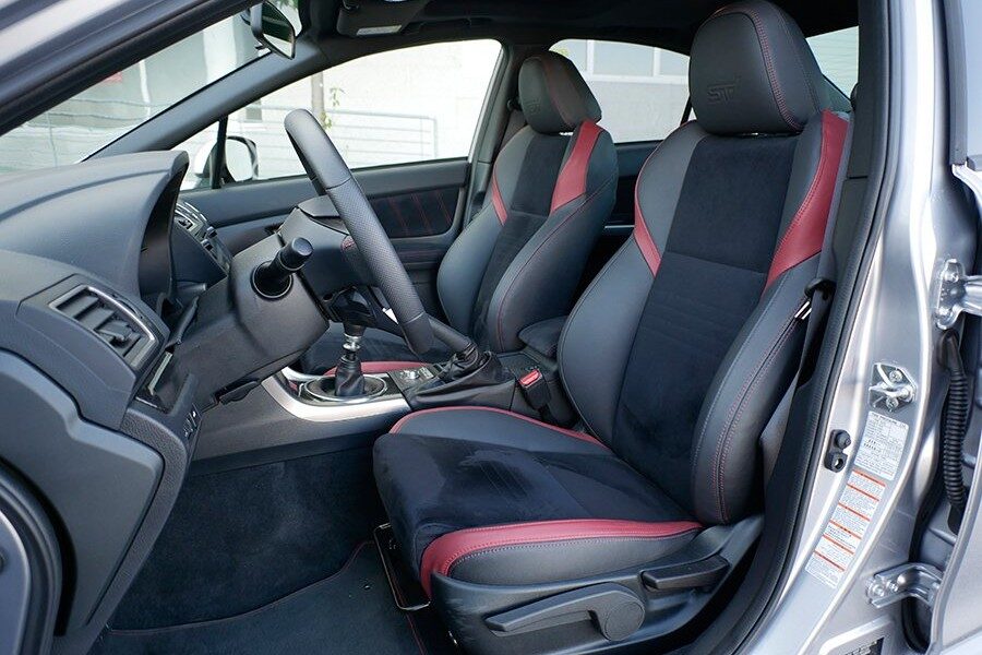 Los asientos son lo mejor del interior de este Subaru.
