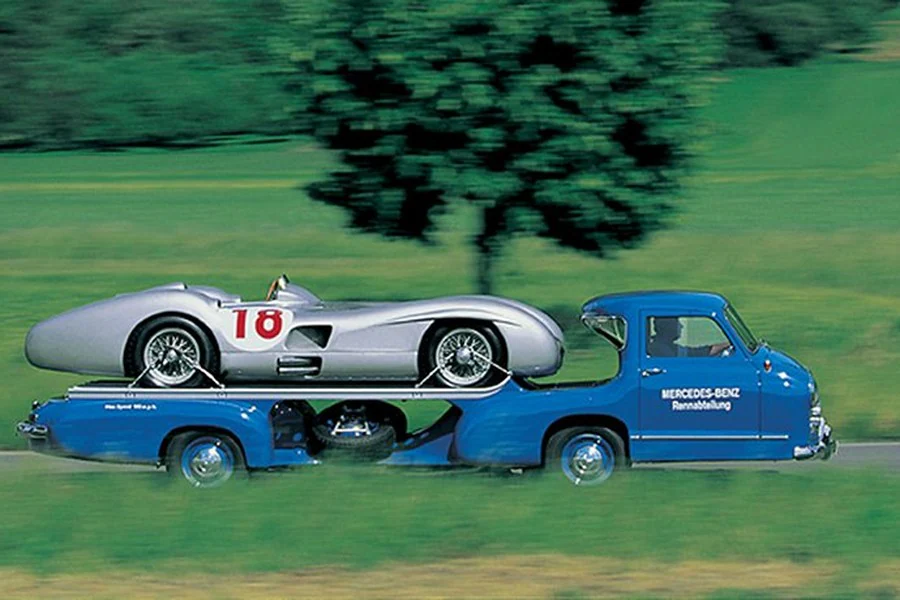 Este camión tenía que llevar los coches de carreras de los talleres generales de Mercedes a los circuitos en tiempo récord.