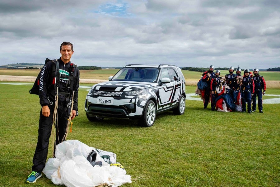 El nuevo Land Rover Discovery permite viajar a 7 adultos… aunque acaben de saltar de un avión…