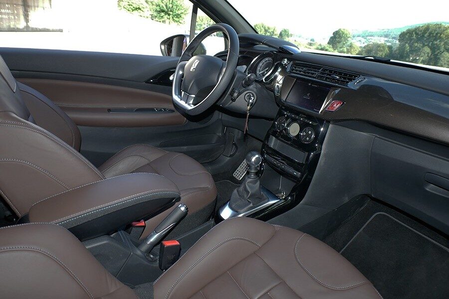 El interior de este DS 3 es elegante, acogedor y confortable.