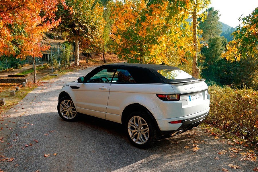 Con la capota cerrada y esta combinación de colores no se ve muy diferente de un Evoque 3 puertas.