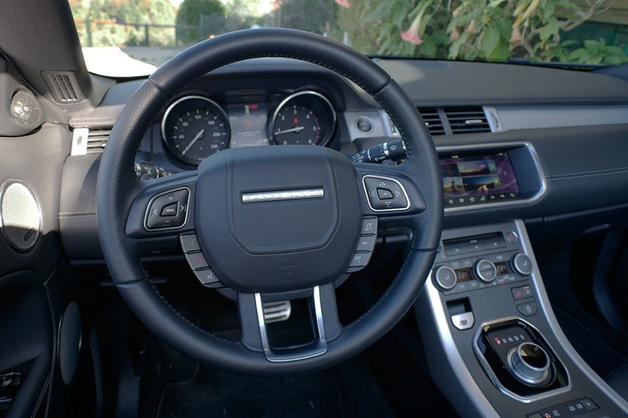 El interior del Evoque Convertible no se diferencia demasiado del modelo de 3 puertas.