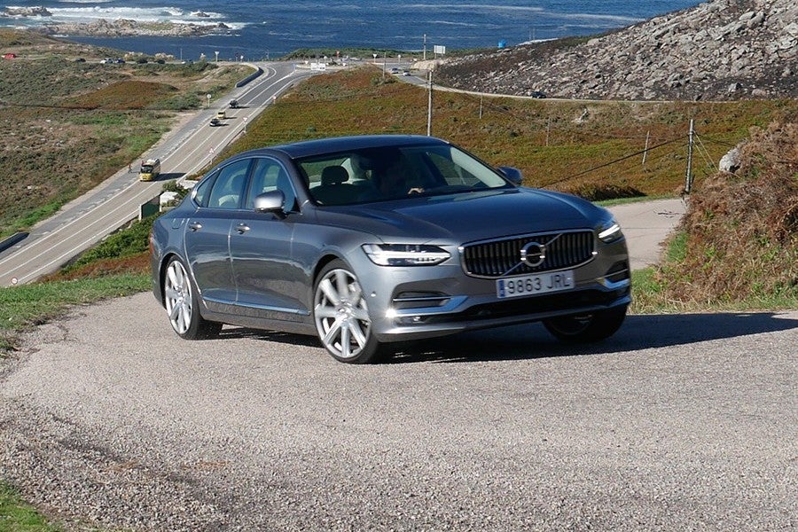 El Volvo S90 es algo torpe, con un claro enfoque hacia el confort.