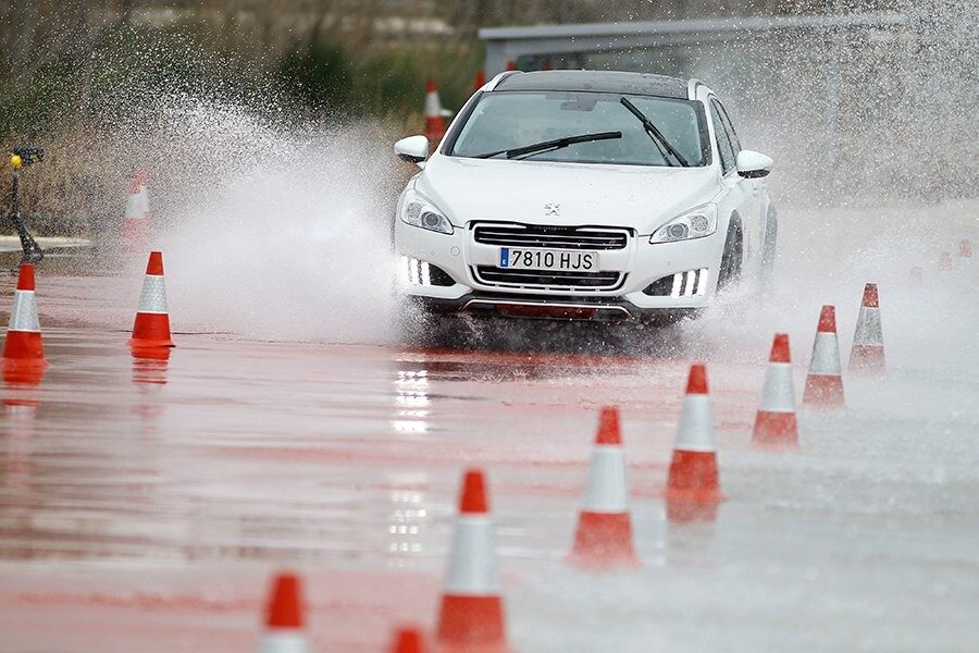 Lo mejor para evitar el aquaplaning es circular a una velocidad prudente cuando llueve.