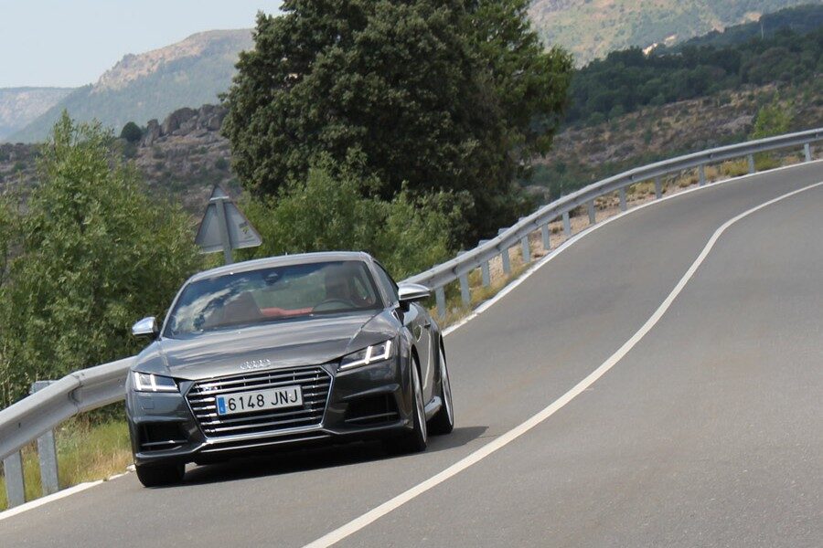 Una carretera de montaña es uno de los escenarios favoritos del Audi TTS.