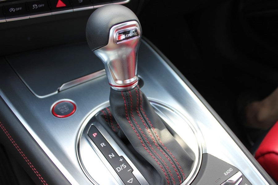 El cambio automático S-Tronic de 7 marchas cuadra con la deportividad del Audi TTS.