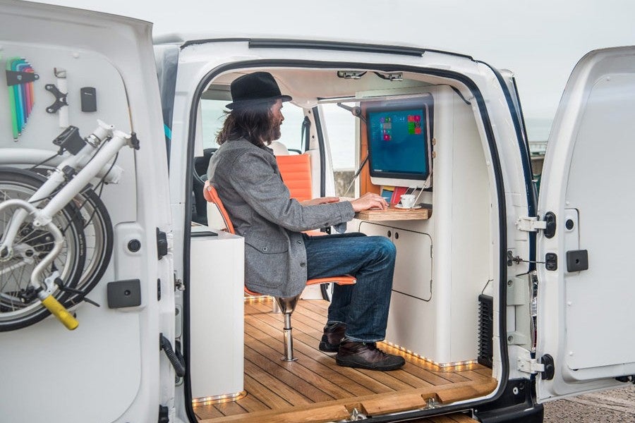 En el Nissan e-NV200 tenemos un lugar específico para el ordenador, con la silla sujeta en el suelo.