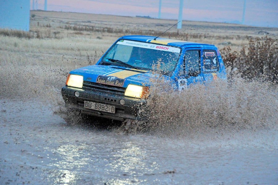 Si ha llovido, pasar por charcos y manchar el coche de barro es de l.as cosas que más haremos en el Spain classic Raid