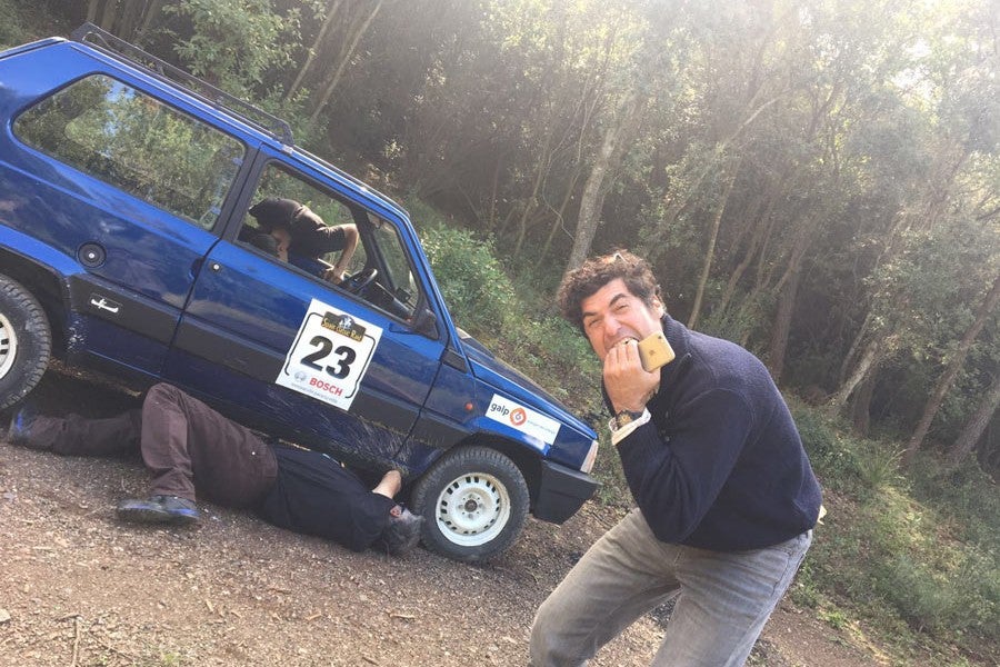 ¡Horror! Nada más comenzar el Spain Classic Raid, nuestra caja de cambios se estropea. Por suerte, los mecánicos de la organización -en plena acción en la foto- solventan el problema.