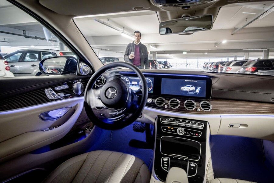 El Mercedes Clase E se puede aparcar desde el smartphone.