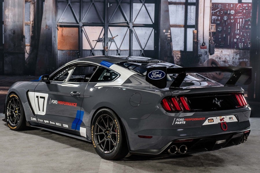 El Ford Mustang GT4 tiene motor V8 de 5.2 litros y caja de cambios automática de 6 marchas.