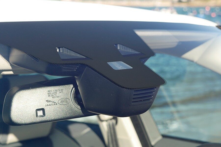 Los sensores de los asistentes de conducción se concentran principalmente tras el retrovisor interior, en el parabrisas.