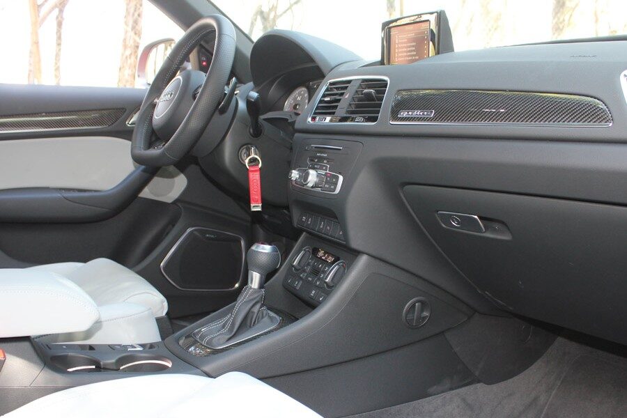 El interior del Audi RSQ3 tiene ambientación oscura con , por ejemplo, el techo forrado en negro.