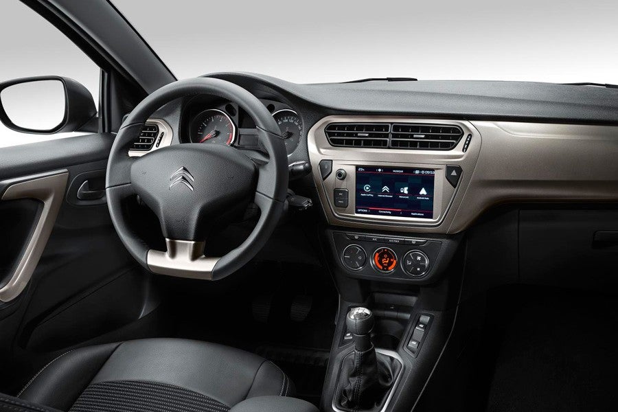 En el interior del nuevo Citroën C-Elysée destaca la nueva pantalla táctil de 7″.