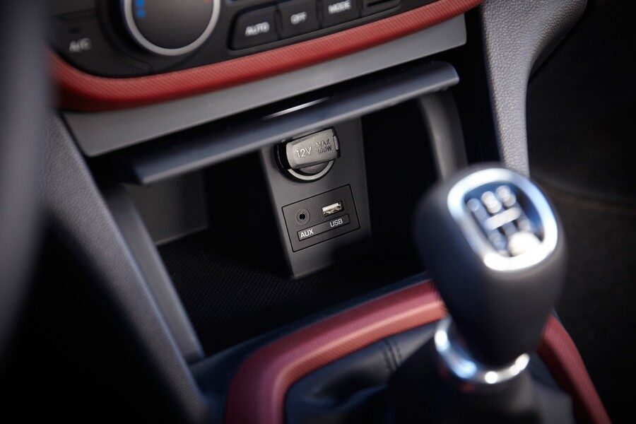 Podemos encontrar hasta dos tomas de corriente de 12 voltios en el habitáculo del nuevo Hyundai i10.