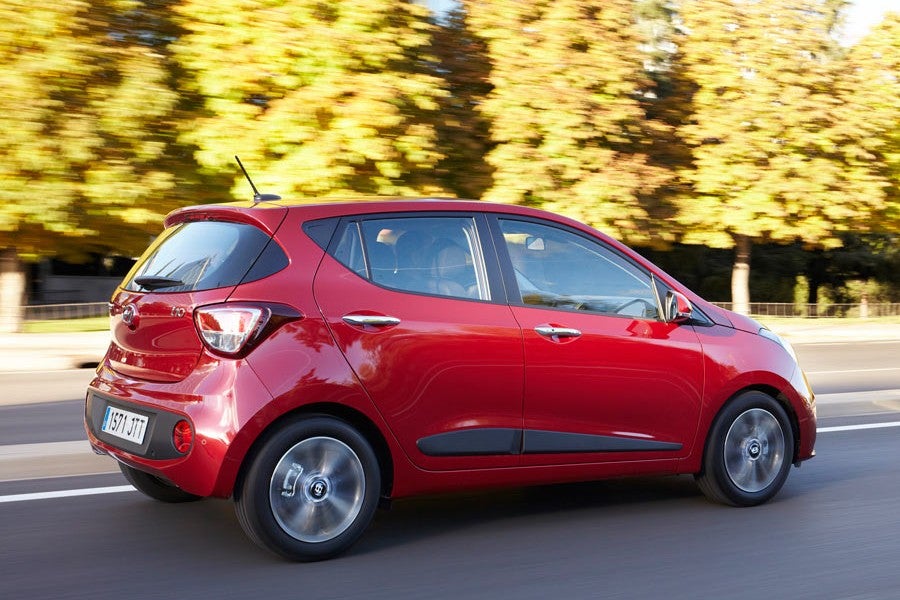El nuevo Hyundai i10 tiene 5 puertas y 5 plazas y, según el motor y acabado, diferentes tamaños de llantas.