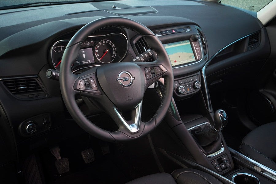 El salpicadero es nuevo en el Opel Zafira de 2017, encontramos menos botonería.