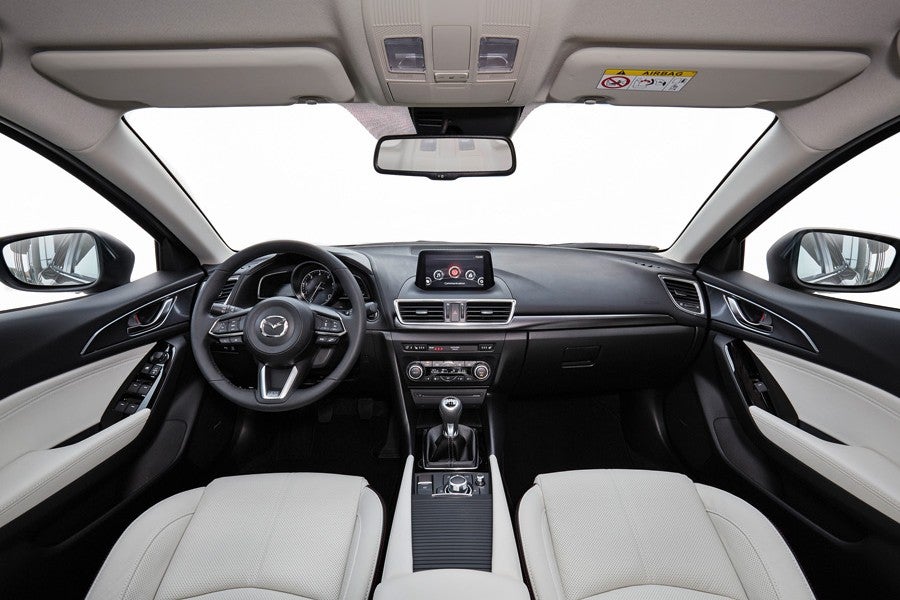 En el interior del nuevo Mazda 3 encontramos, por ejemplo, un nuevo volante ala opción de cuero en color blanco.