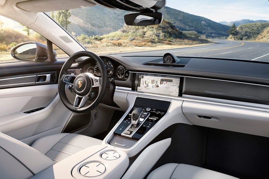 En el salpicadero del nuevo Porsche Panamera encontramos una gran pantalla táctil para manejar funciones del coche.