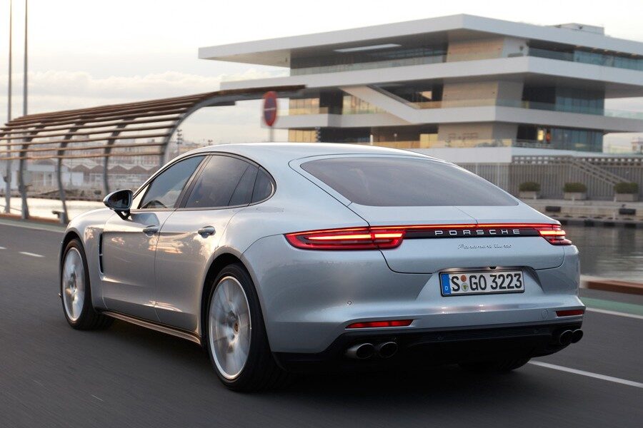El nuevo Porsche Panamera puede contar con tracción a las 4 ruedas y tren trasero autodireccional.