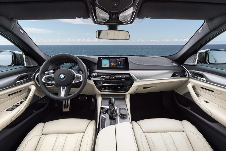 El interior lujoso, seña de BMW.