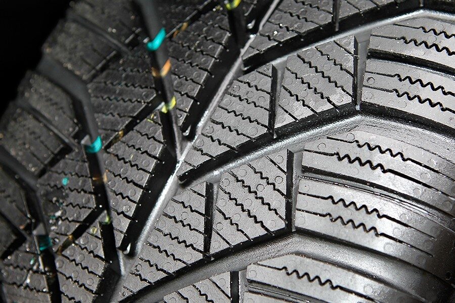 Los neumáticos de todo tiempo emplean compuestos que funcionan bien en un amplio rango de temperaturas.