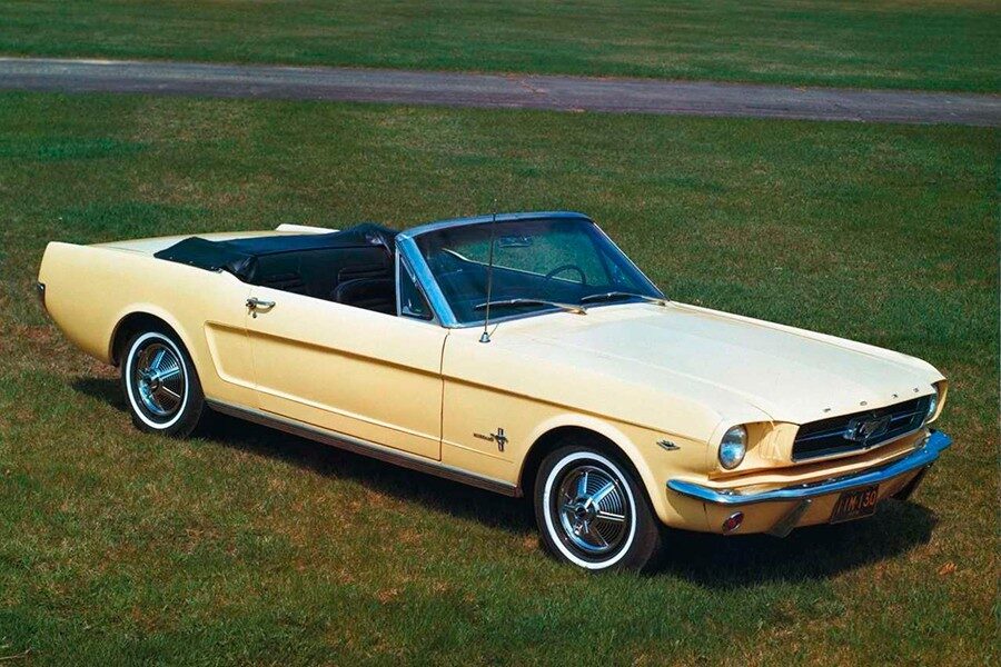 El Ford Mustang es el coche que más aparece en las películas, normalmente del lado del bueno.